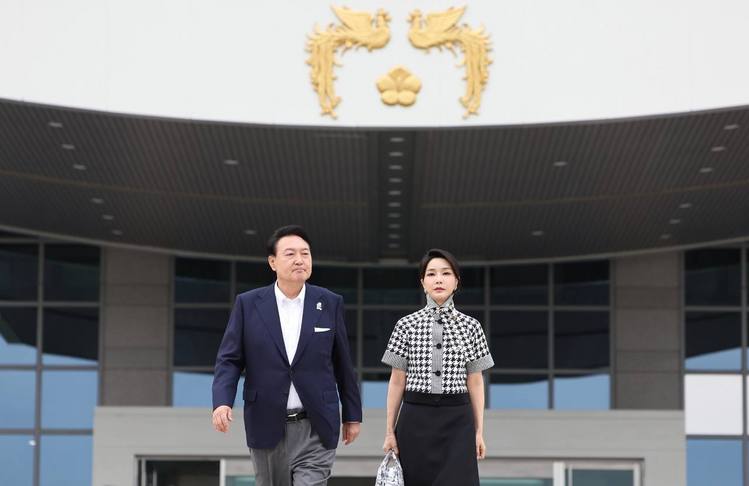 윤석열 대통령 부부가 지난 12일 용산 대통령실 청사 잔디마당에서 열린 영화관계자 초청 만찬에 참석하기 위해 입장하고 있다.