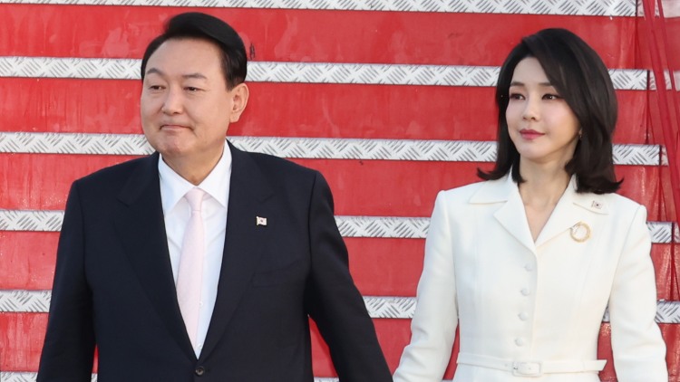 윤석열 대통령과 김건희 여사가 북대서양조약기구(나토) 정상회의 참석을 위해 27일(현지시간) 스페인 마드리드 바라하스 국제공항에 도착, 공군 1호기에서 내리고 있다. / 연합뉴스