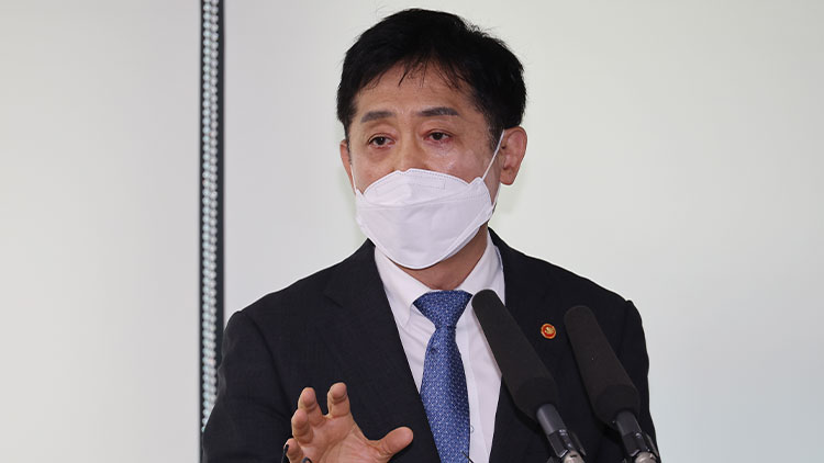 김주현 금융위원장이 18일 정부서울청사 기자실에서 금융부문 민생안정과제와 관련된 추가 설명을 하고 있다. /연합뉴스