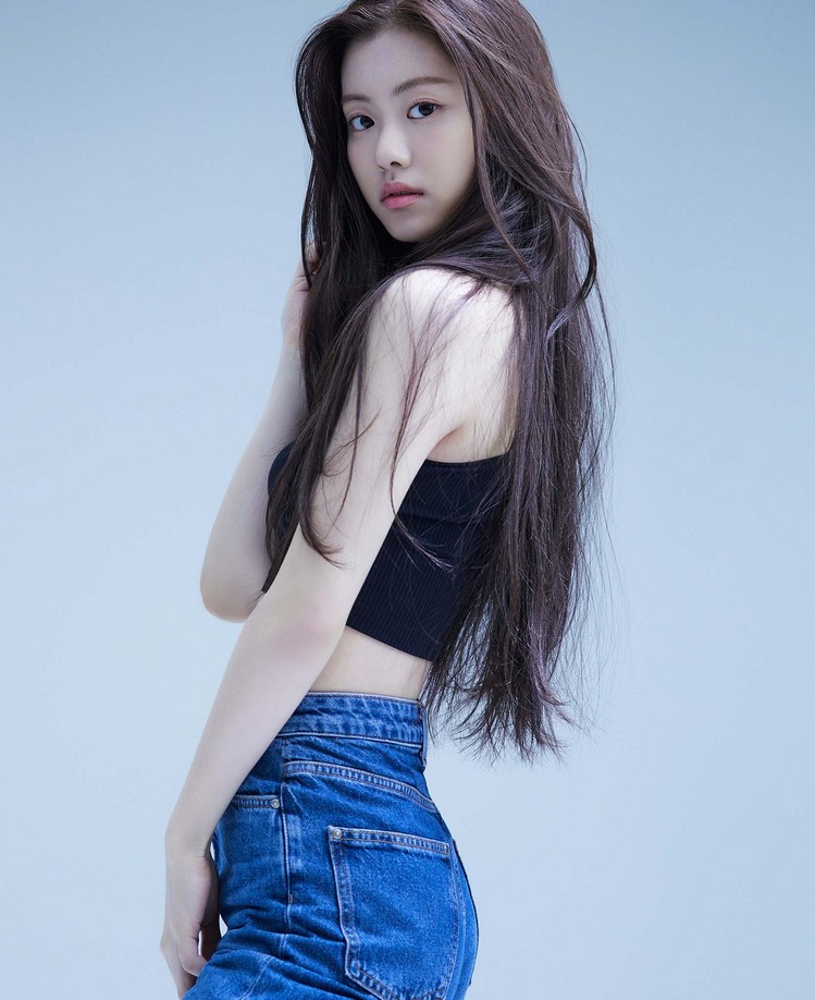 /르세라핌 공식 페이스북 캡처