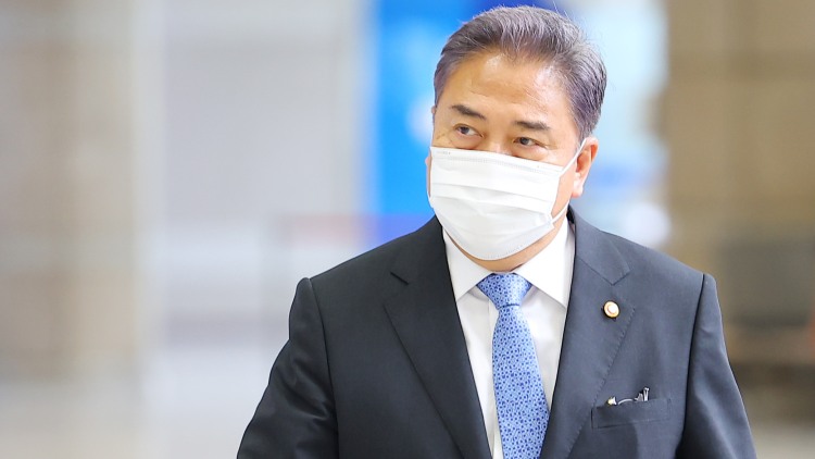 박진 외교부 장관이 지난 18일 오후 윤석열 정부 출범 후 첫 한일 외교장관 회담을 위해 서울 김포공항 국제선 출국장으로 이동하고 있다. / 연합뉴스