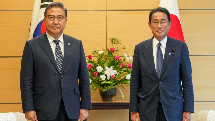 박진 외교부 장관이 지난 18일 오후 도쿄 총리관저에서 기시다 후미오 일본 총리를 예방했다. 박 장관과 기시다 총리가 기념 촬영에 응하는 모습. / 외교부 제공