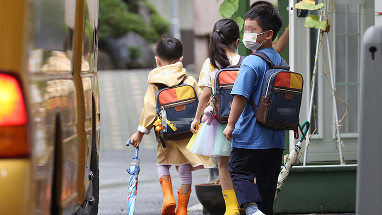 지난 1일 오전 서울 시내의 한 유치원에 어린이들이 등원하는 모습. /연합뉴스 