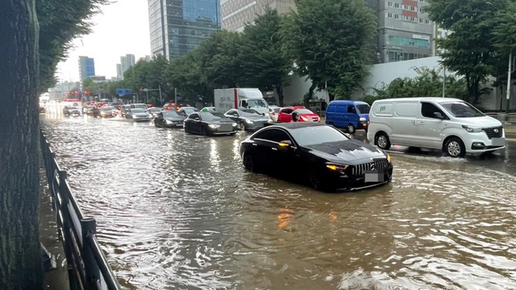 지난 8일 오후 인천시 남동구 구월동 한 시내 도로가 빗물에 잠겨 있다. / 연합뉴스