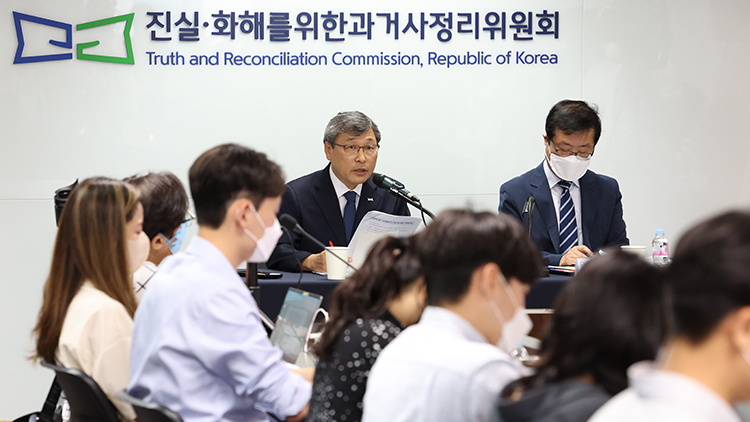 진실 화해를 위한 과거사정리위원회 정근식 위원장이 24일 중구 위원회 사무실에서 형제복지원 인권침해 사건 진실규명 결정 발표 기자회견을 하고 있다./연합뉴스