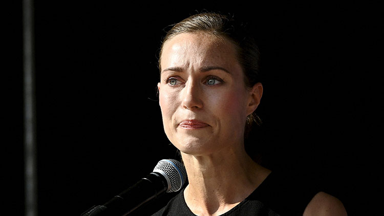 산나 마린 핀란드 총리가 24일(현지시간) 라티에서 열린 집권당이자 친정인 사회민주당 행사에서 연설 도중 감정에 북받친 듯한 표정을 하고 있다. 마린 총리는 이날 연설에서 파티 영상 유출로 논란을 빚은 것과 관련해 정치인에게도 사생활이 필요하다며 심경을 토로했다. / 로이터 연합뉴스