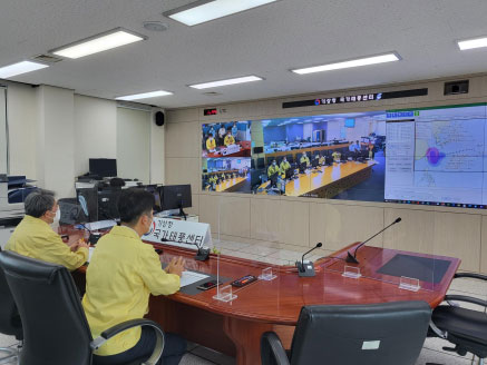 유희동 기상청장이 31일 태풍의 북상에 따라 국가태풍센터에서 대응 상황 점검 회의를 주재하고 있다. / 기상청 제공