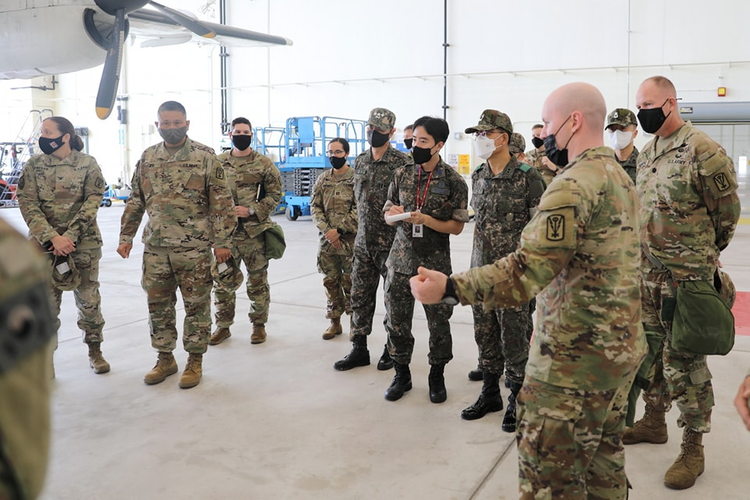 지난달 25일 경기 평택 미군기지 내 501 정보여단 격납고에서 국방부 정보본부 산하 777사령부 지휘관과 참모들이 정찰기에 대해 설명을 듣는 모습. /주한미군