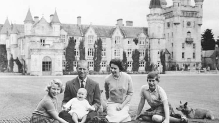 밸모럴성 앞에서 엘리자베스 여왕 가족 / AP=연합뉴스