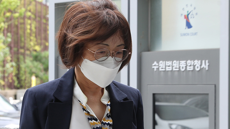 뇌물수수와 직권남용권리행사방해 혐의로 기소된 은수미 전 성남시장이 16일 오전 경기도 수원시 영통구 수원지방법원에서 열린 1심 선고 공판에 출석하고 있다. /공동취재·연합뉴스