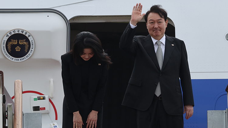 윤석열 대통령과 김건희 여사가 5박7일 일정으로 영국, 미국, 캐나다를 방문하기 위해 18일 오전 성남 서울공항에서 공군 1호기에 탑승, 인사를 하고 있다. /연합뉴스