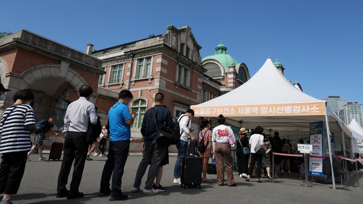지난 18일 오후 서울역 코로나19 임시선별검사소에서 시민들이 검사를 받기 위해 기다리고 있다. / 연합뉴스