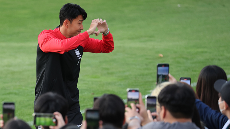 2022 카타르 월드컵을 앞두고 2차례 평가전을 갖는 축구대표팀의 손흥민이 19일 오후 입국 후 바로 파주 NFC(국가대표트레이닝센터)에 도착해 팬들을 향해 손하트를 보내고 있다. /연합뉴스  
