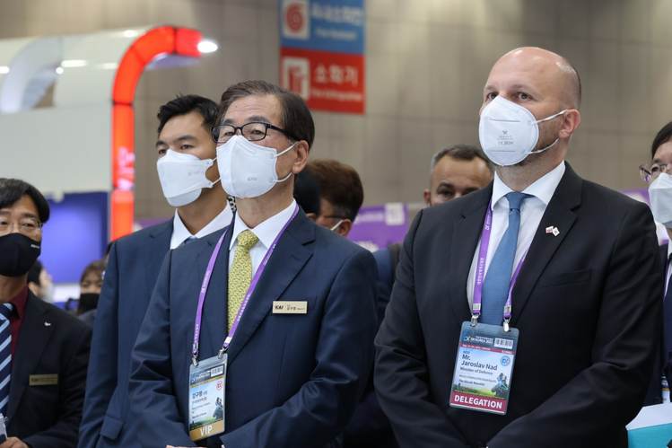 21일 경기 일산 킨텍스에서 열린 'DX KOREA 2022'에서 KAI 부스를 방문해 사업 소개를 듣고 있는 슬로바키아 야로슬라프 나드 국방부장관(가장 오른쪽), KAI 강구영 사장(가운데). /한국항공우주산업(KAI) 제공