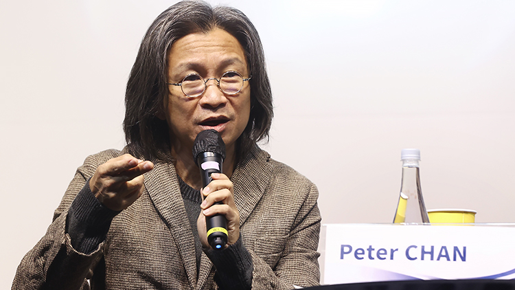 영화 '첨밀밀'의 천커신 감독이 지난 10일 부산 해운대구 벡스코 제2전시장에서 열린 제27회 부산국제영화제 아시아콘텐츠&필름마켓(ACFM) '필름메이커스 토크: 진가신과의 대화'에 참석해 발언을 하고 있다. /연합뉴스