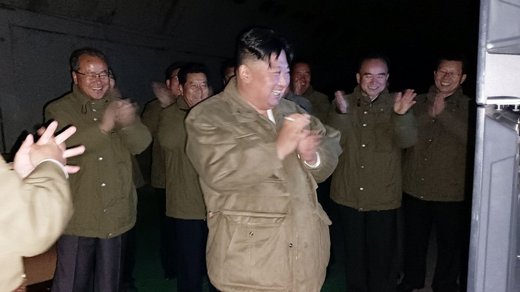 북한 김정은 국무위원장이 12일 전술핵운용부대에 배치된 장거리전략순항미사일 시험발사를 현지에서 지도했다고 조선중앙통신이 13일 보도했다. 발사된 2기의 장거리전략순항미사일은 조선 서해 상공에 설정된 타원 및 8자형 비행궤도를 따라 1만234초를 비행해 2천㎞ 계선의 표적을 명중타격했다고 통신은 전했다. / 연합뉴스