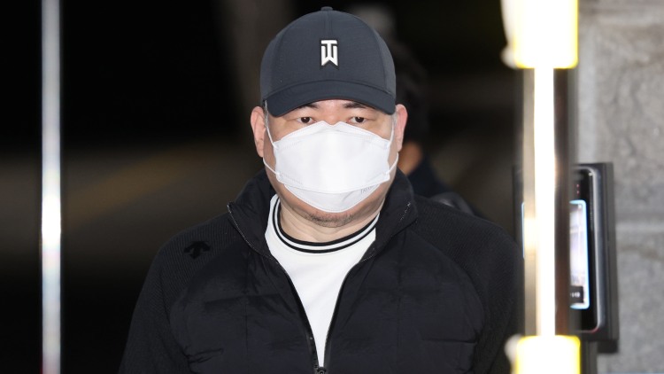 유동규 전 성남도시개발공사 기획본부장이 20일 새벽 서울구치소를 나오고 있다. / 연합뉴스