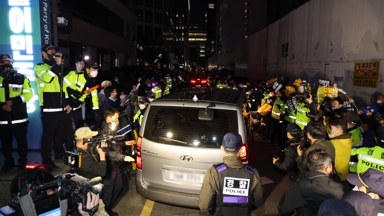 19일 밤 서울 여의도 더불어민주당 중앙당사에 위치한 민주연구원 압수수색을 시도했던 검찰이 당사에서 철수하고 있다. / 연합뉴스