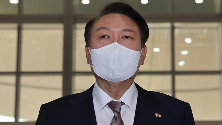 윤석열 대통령이 20일 오전 서울 용산 대통령실 청사로 출근, 취재진의 질문에 답하고 있다. /연합뉴스