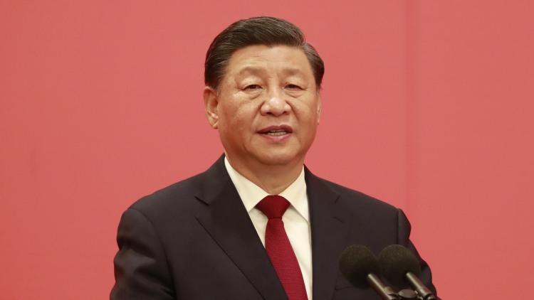 시진핑 중국 국가주석이 지난 23일 공산당 총서기 및 정치국 상무위원회(상무위) 구성원을 뽑는 당 20기 중앙위원회 1차 전체회의(1중전회)를 마친 뒤 베이징 인민대회당에서 열린 신임 상무위 기자회견장에서 인사말을 하고 있다. / 연합뉴스