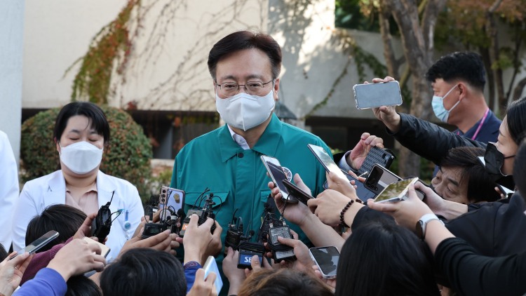 조규홍 보건복지부 장관이 30일 오후 이태원 압사 참사 사망자들이 안치된 서울 용산구 순천향대학교서울병원을 방문, 취재진 질문에 답하고 있다. / 연합뉴스