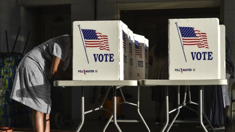 미국 중간선거에서 투표하는 유권자 /AP=연합뉴스