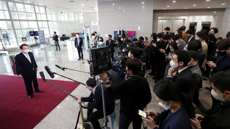 윤석열 대통령이 지난 18일 오전 서울 용산 대통령실 청사로 출근, 기자들과 질의응답을 하고 있다. / 대통령실통신사진기자단