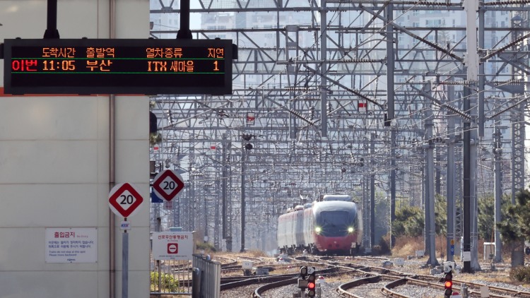 지난 1일 서울역에 열차 지연 안내가 나오고 있다. / 연합뉴스
