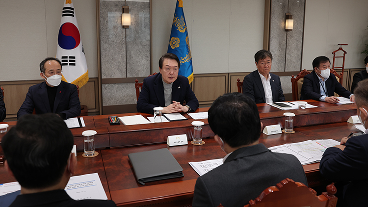 윤석열 대통령이 4일 오후 서울 용산 대통령실 청사에서 화물연대 집단운송거부 대응과 관련한  관계장관회의를 주재하고 있다. /대통령실 제공