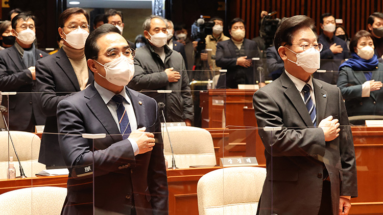 더불어민주당 이재명 대표와 박홍근 원내대표 등 참석 의원들이 7일 국회에서 열린 의원총회에서 국민의례를 하고 있다. /연합뉴스