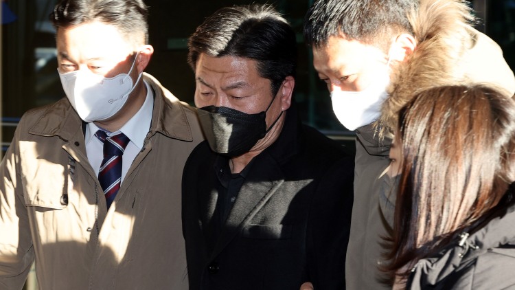 이태원 참사 부실대응과 정보보고서 삭제 의혹으로 영장이 청구된 경찰 간부 4명의 구속 전 피의자 심문(영장실질심사)이 열린 지난 5일 오후 이임재 전 용산경찰서장(총경)이 서울서부지법을 나서고 있다. / 연합뉴스