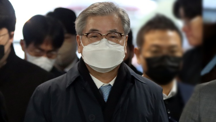 서훈 전 청와대 국가안보실장이 지난 2일 오전 서울중앙지법에서 열린 '서해 공무원 피격 사건' 관련 구속 전 피의자 심문에 출석하고 있다. / 연합뉴스