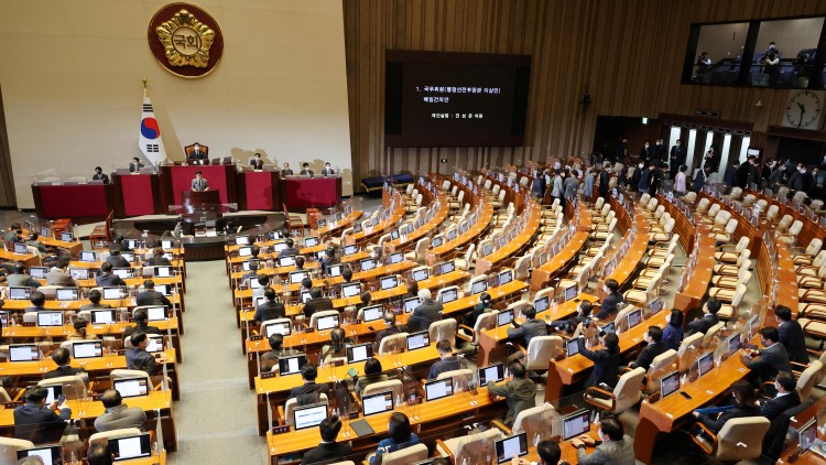 국민의힘 의원들이 11일 오전 서울 여의도 국회에서 열린 본회의에서 이상민 행정안전부 장관 해임 건의안 표결에 항의하며 퇴장하고 있다. / 연합뉴스