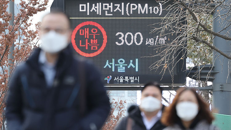 서울 미세먼지 농도가 '매우 나쁨' 수준을 보이며 미세먼지 주의보가 발령된 13일 오전 서울시청 인근 전광판에 관련 안내문이 표시되고 있다. /연합뉴스
