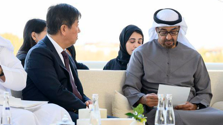 윤석열 대통령 특사 자격으로 아랍에미리트(UAE)를 방문한 김대기 비서실장이 무함마드 빈 자예드 알 나흐얀 UAE 대통령을 예방하고 있다. /대통령실 제공