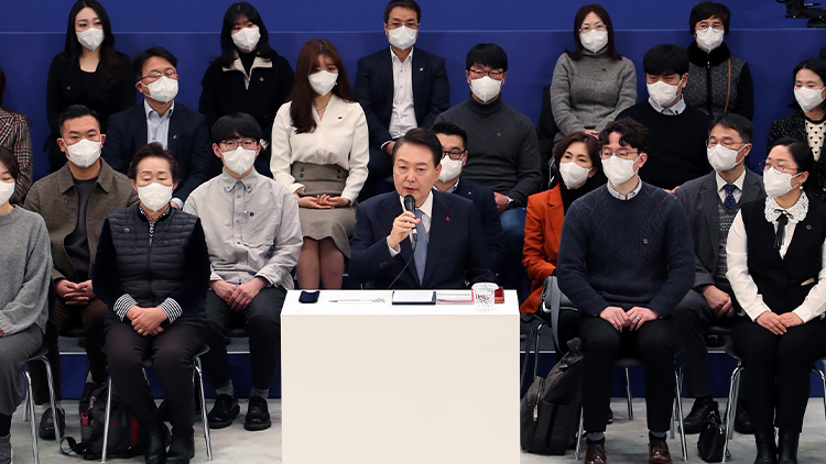 윤석열 대통령이 15일 서울 청와대 영빈관에서 열린 제1차 국정과제 점검회의를 주재하고 있다. /대통령실통신사진기자단