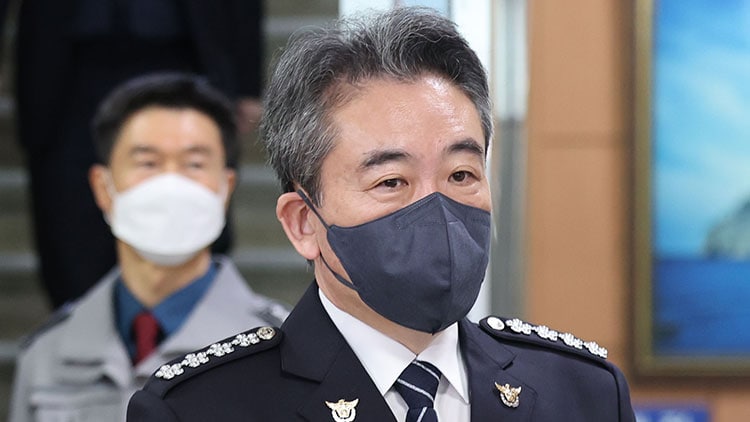 윤희근 경찰청장이 16일 오전 서울중부경찰서에서 특진 임용식을 마친 뒤 건물을 나서고 있다. /연합뉴스