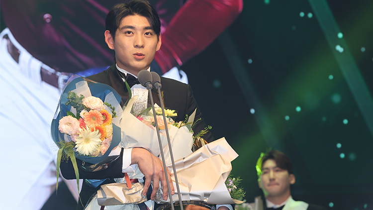 지난 9일 열린 2022 신한은행 SOL KBO 골든글러브 시상식. 외야수 부문 수상을 한 키움 이정후가 소감을 말하고 있다. /연합뉴스