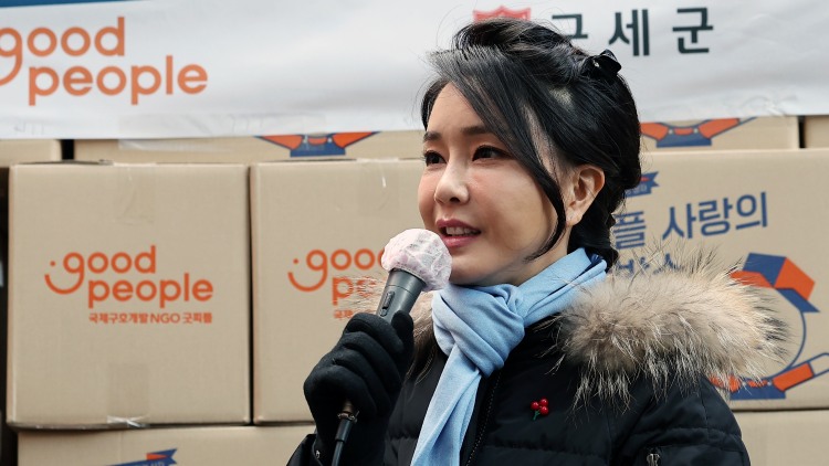 김건희 여사가 22일 서울 중구 남대문 쪽방촌에서 열린  '이웃과 함께하는 2022 찾아가는 성탄절, 희망박스 나눔행사'에서 인사말을 하고 있다. / 연합뉴스