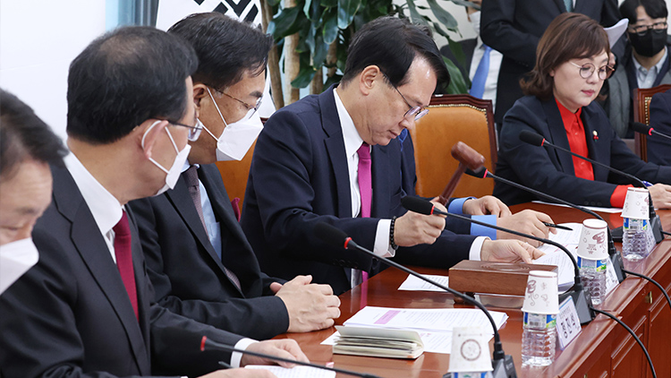 국민의힘 윤두현 전국위 의장 직무대행이 23일 오전 국회에서 열린 제6차 전국위원회에서 개회선언을 하고 있다. /연합뉴스