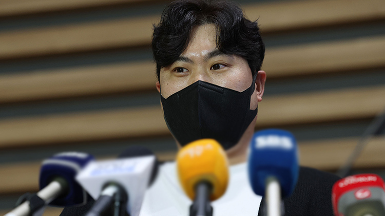 미국프로야구 메이저리그 토론토 블루제이스의 류현진이 29일 오전 인천국제공항에서 출국하기 전 취재진과 인터뷰를 하고 있다. /연합뉴스