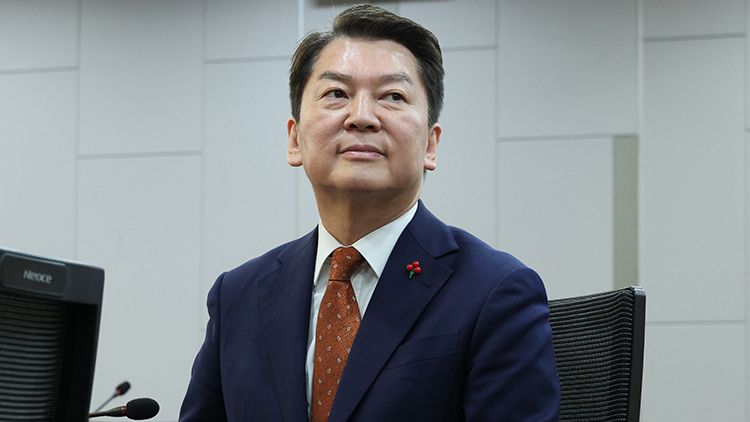 국민의힘 안철수 의원이 18일 오전 국회의원회관 제1세미나실에서 열린 한국행정학회 제1회 협치포럼 '안철수 국민의힘 의원' 초청 세미나에서 이덕로 한국행정학회장의 인사말을 경청하고 있다. /연합뉴스