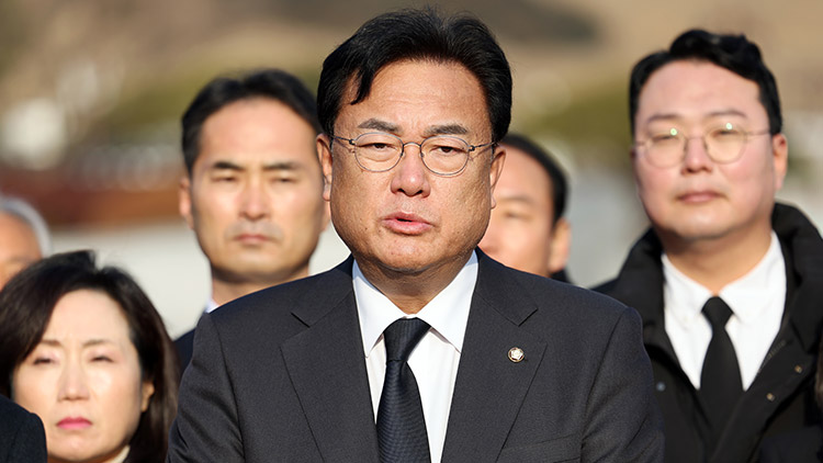 정진석 국민의힘 비상대책위원장이 19일 오전 광주 북구 국립 5·18 민주묘지를 참배한 뒤 발언하고 있다. /연합뉴스