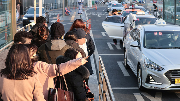 오늘 오전 4시부터 서울 중형택시 기본요금이 현행 3천800원에서 1천원 인상돼 4천800원이 된다. /연합뉴스