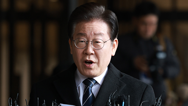 더불어민주당 이재명 대표가 10일 서울 서초구 서울중앙지방검찰청에 도착해 위례 신도시·대장동 개발사업 의혹과 관련해 소환 조사를 받기 위해 검찰 청사로 들어가던 중 입장을 밝히고 있다. /연합뉴스