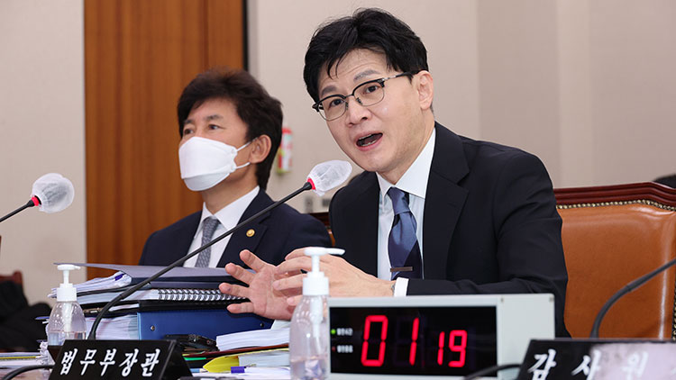 한동훈 법무부 장관이 15일 오전 국회에서 열린 법제사법위원회 전체회의에서 의원질의에 답하고 있다. /연합뉴스 