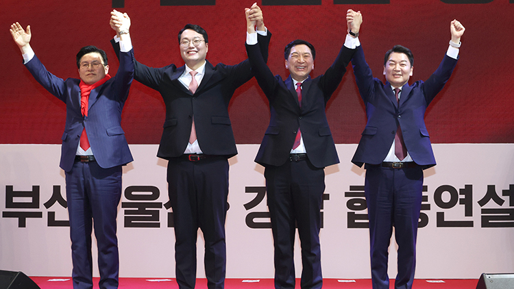 지난 15일 서울 중구 TV조선 스튜디오에서 열린 국민의힘 당대표 후보 첫번째 TV토론에 앞서 천하람· 김기현·안철수·황교안 후보(왼쪽부터)가 기념촬영을 하고 있다. /연합뉴스