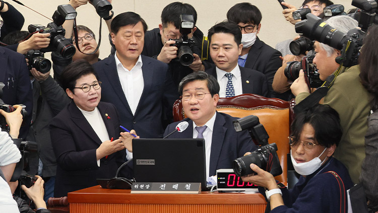 환노위 여당 간사인 임이자 의원 등 국민의힘 위원들이 21일 오전 열린 국회 환경노동위원회 전체회의에서 '노란봉투법'으로 불리는 노동조합법 2·3조 개정안 상정에 항의하며 퇴장하고 있다. /연합뉴스