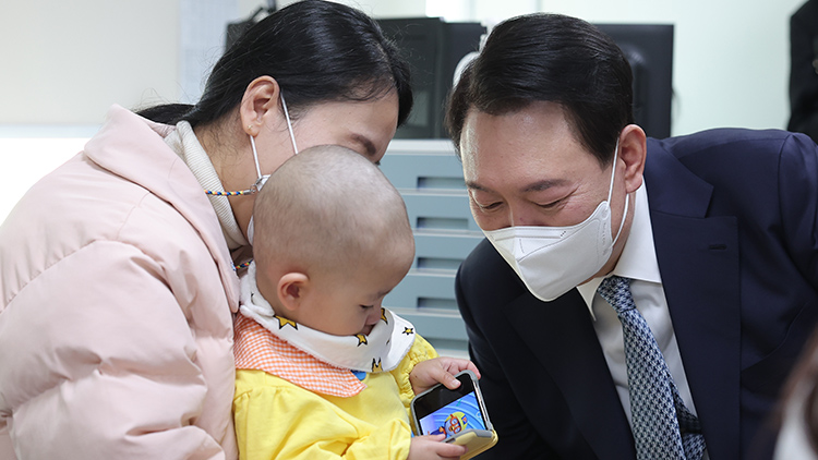 윤석열 대통령이 22일 서울 종로구 서울대학교어린이병원을 방문, 환아와 보호자를 격려하고 있다. /대통령실 제공