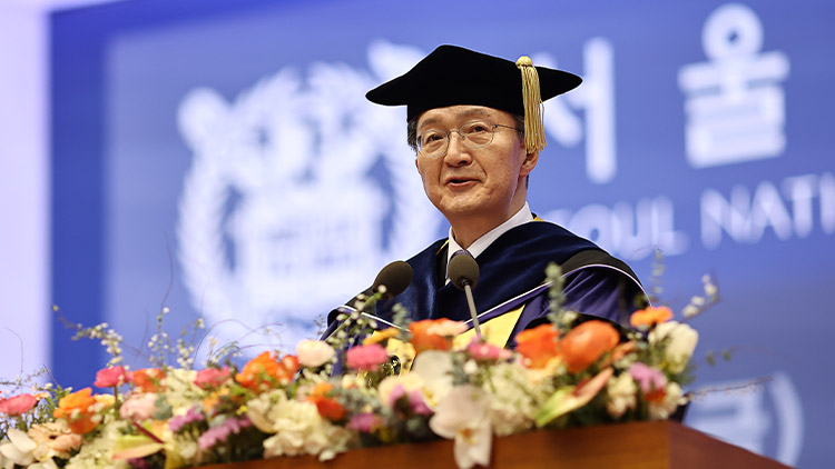  24일 서울대학교에서 열린 77회 학위수여식에서 유홍림 서울대 총장이 발언하고 있다. /연합뉴스